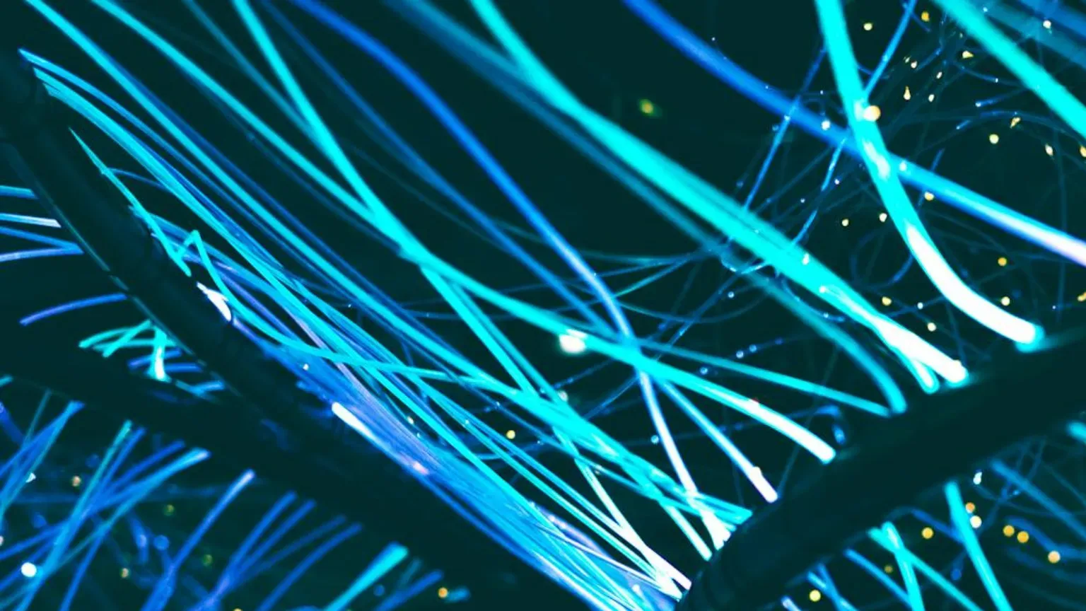 Kostenloses Stock Foto zu beleuchtet, blaue neons, drähte