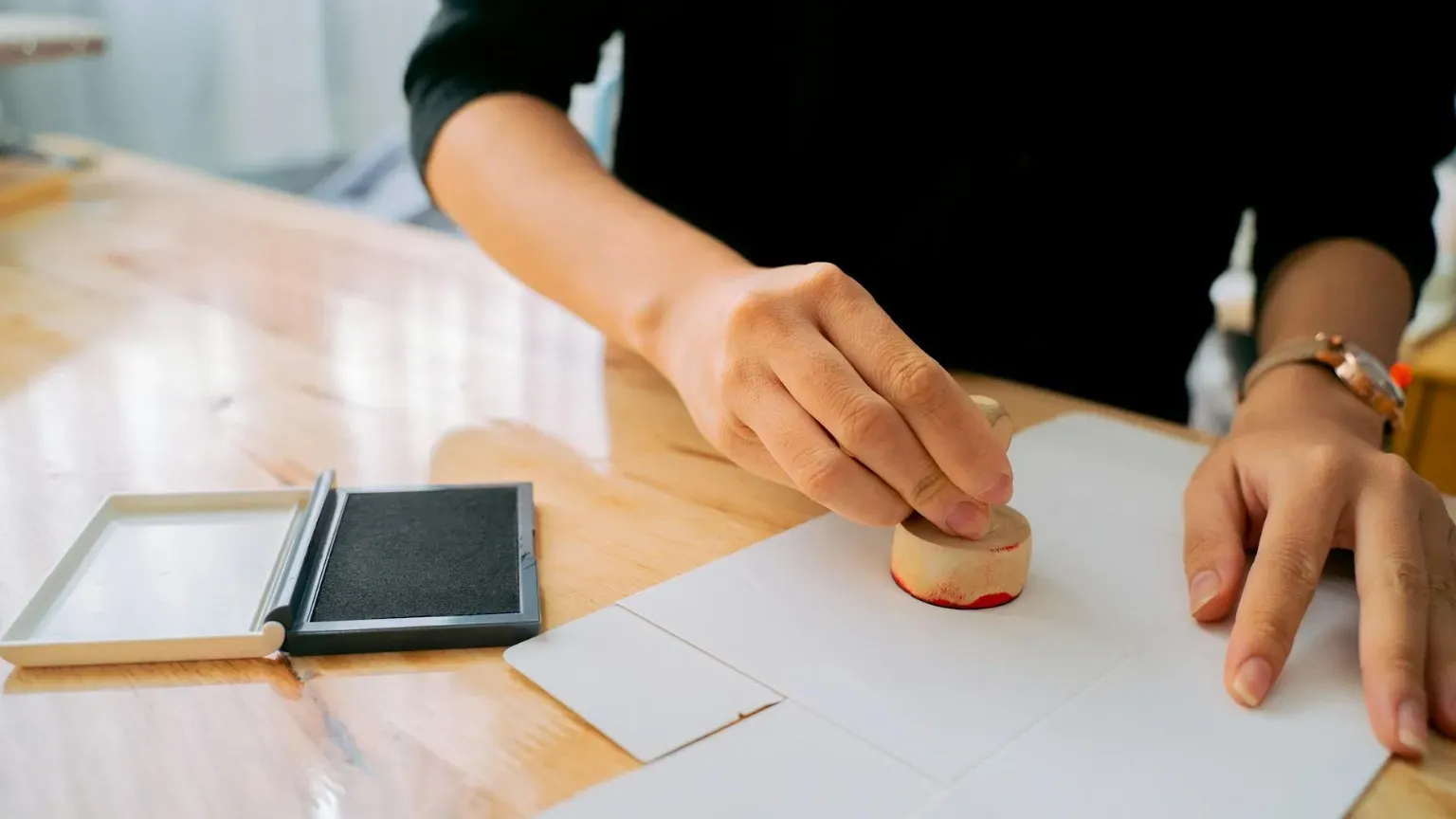 Anna Tarazevich Kostenloses Stock Foto zu briefmarke, hände, papier