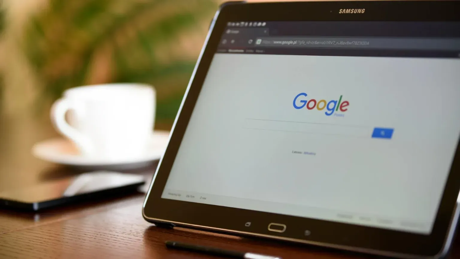 PhotoMIX Company Schwarzes Samsung Tablet Auf Google Page